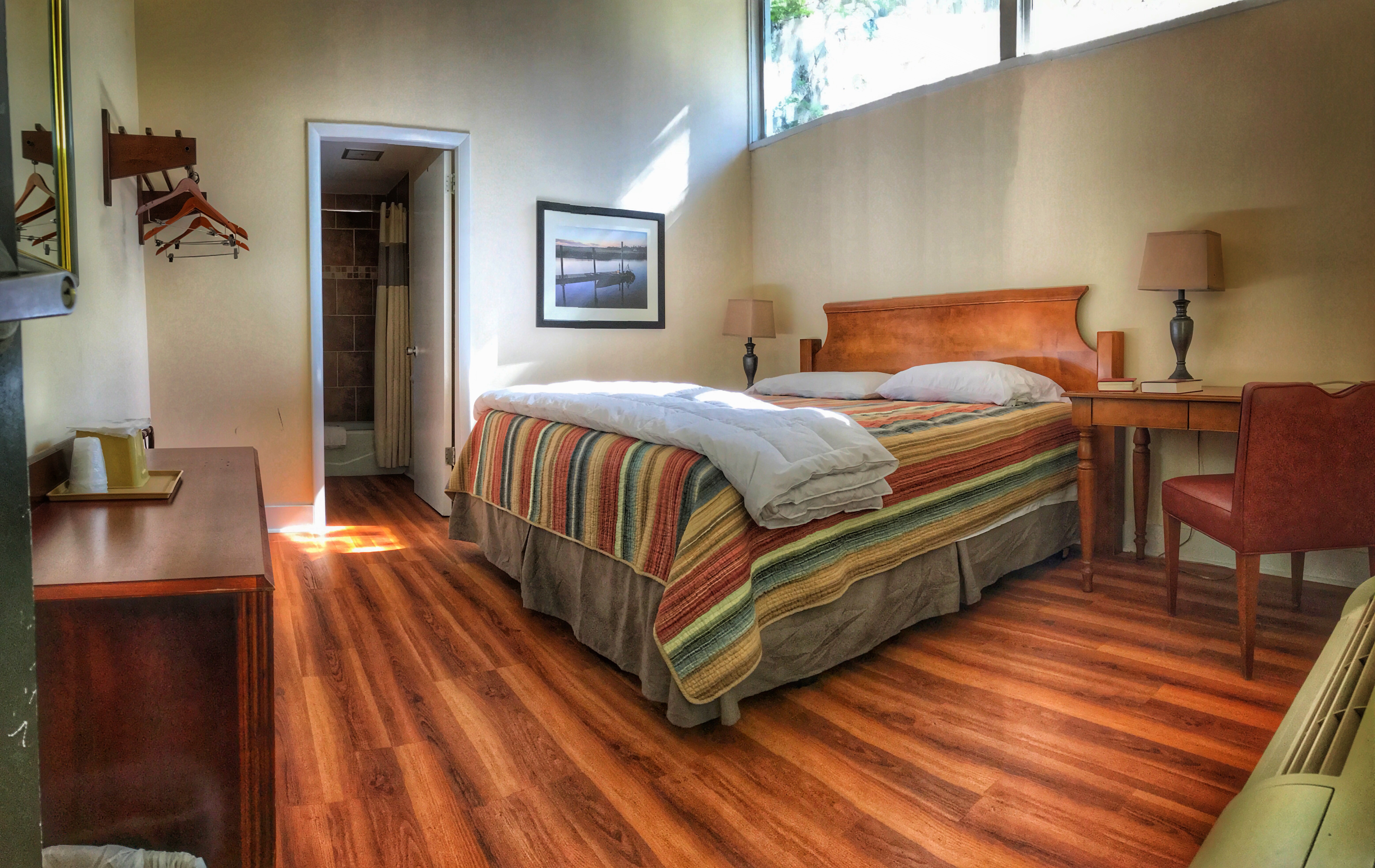 Lodge 1 / king bed with morning light transom window